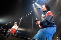 左から山本幹宗（G）、峯田和伸（Vo, G）。（Photo by MAYUMI）