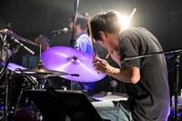 岡山健二（Dr）（Photo by MAYUMI）