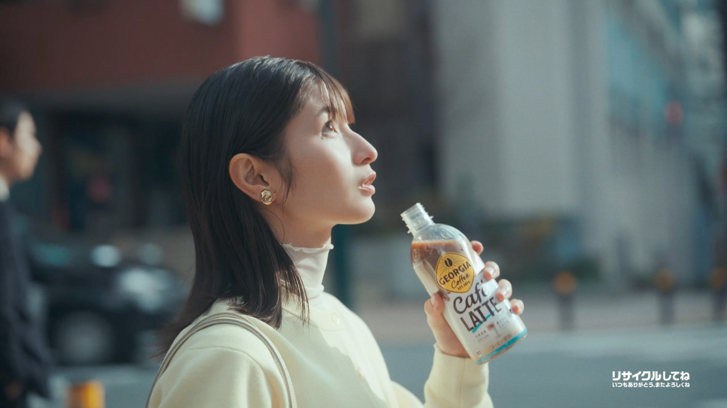 テレビCM「ジョージア × Ado 始動」編より。