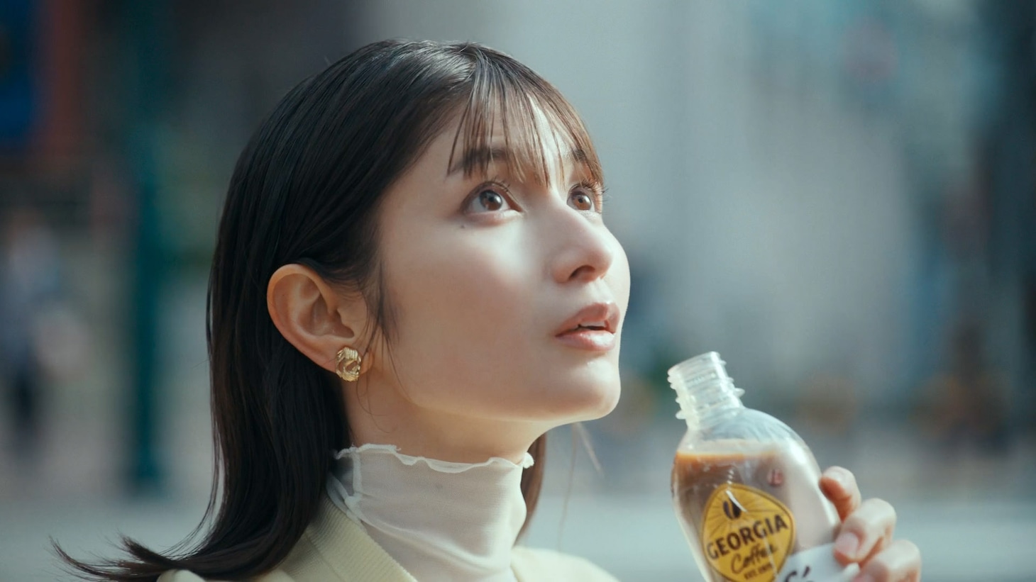 テレビCM「ジョージア × Ado 始動」編より。