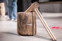 フロアに運ばれた臼と杵。