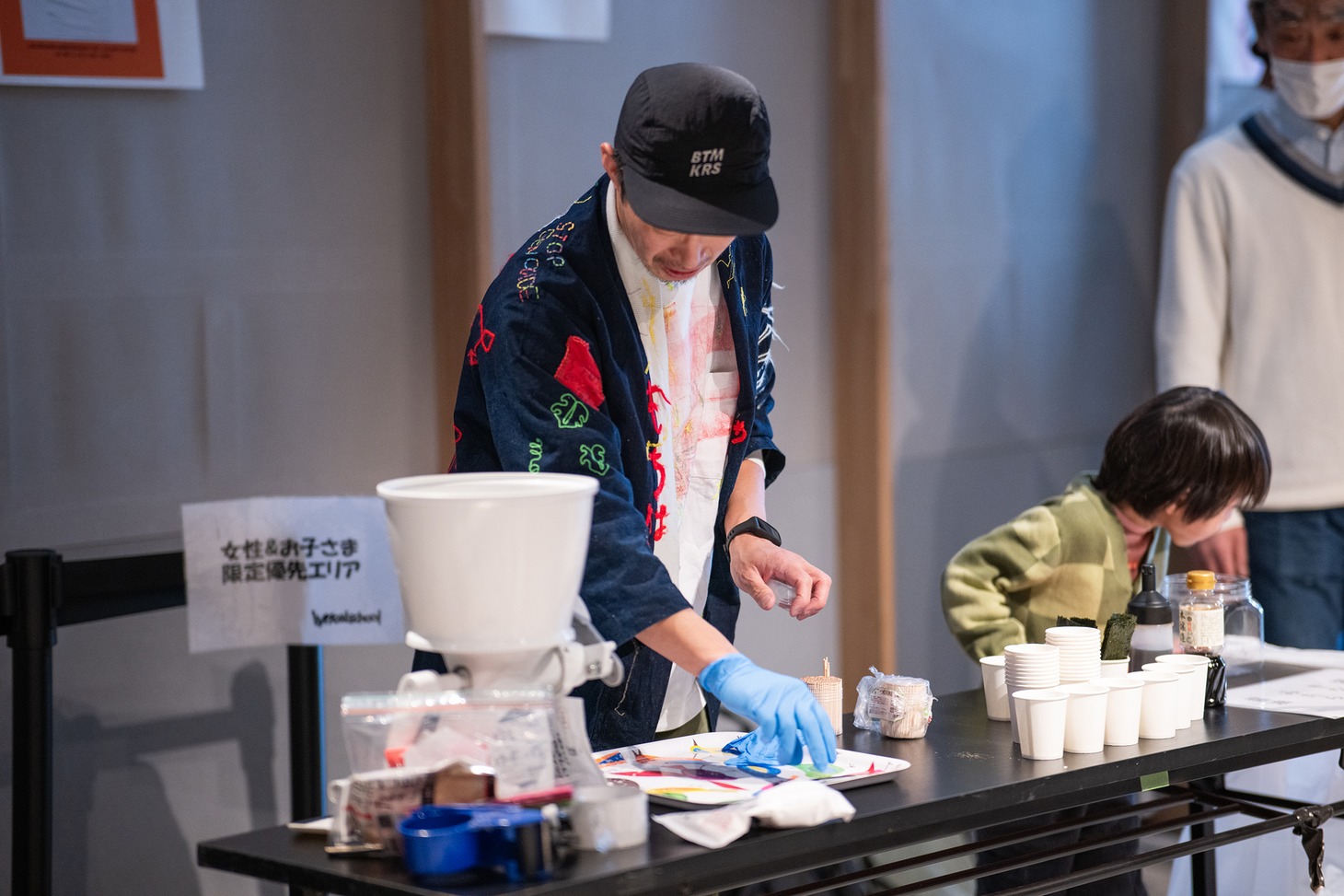 DJではなく餅で盛り上げる沼田カメラマン。