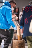 餅をつくプロデューサー・キムヤスヒロ。