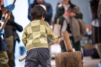 餅つきを手伝う沼田カメラマンの息子。