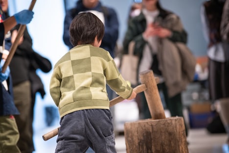 餅つきを手伝う沼田カメラマンの息子。