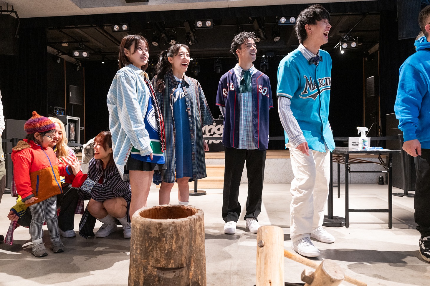 フロアでくつろぐlyrical school。