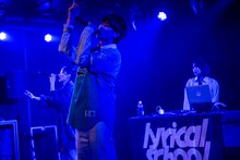 「Night Walking」を披露するmana（左）とryuya（中央）。