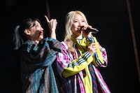 感極まるsayo（右）に涙が出そうなときは上を向けばいいとアドバイスするmana（左）。