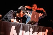 アフターパーティのDJでB to Bを披露するryuya（左）とmana（右）。