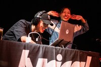 アフターパーティのDJでB to Bを披露するryuya（左）とmana（右）。
