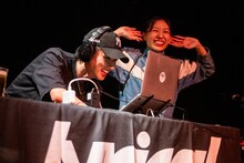 アフターパーティのDJでB to Bを披露するryuya（左）とmana（右）。
