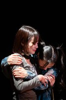 reina（左）のDJに感極まって抱きつくmana。