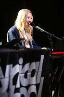 アフターパーティにて、あいみょん「君はロックを聴かない」をピアノ弾き語りで披露するsayo。