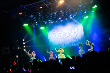 iCON!によるデビューライブの様子。