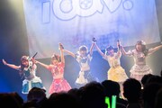 iCON!によるデビューライブの様子。