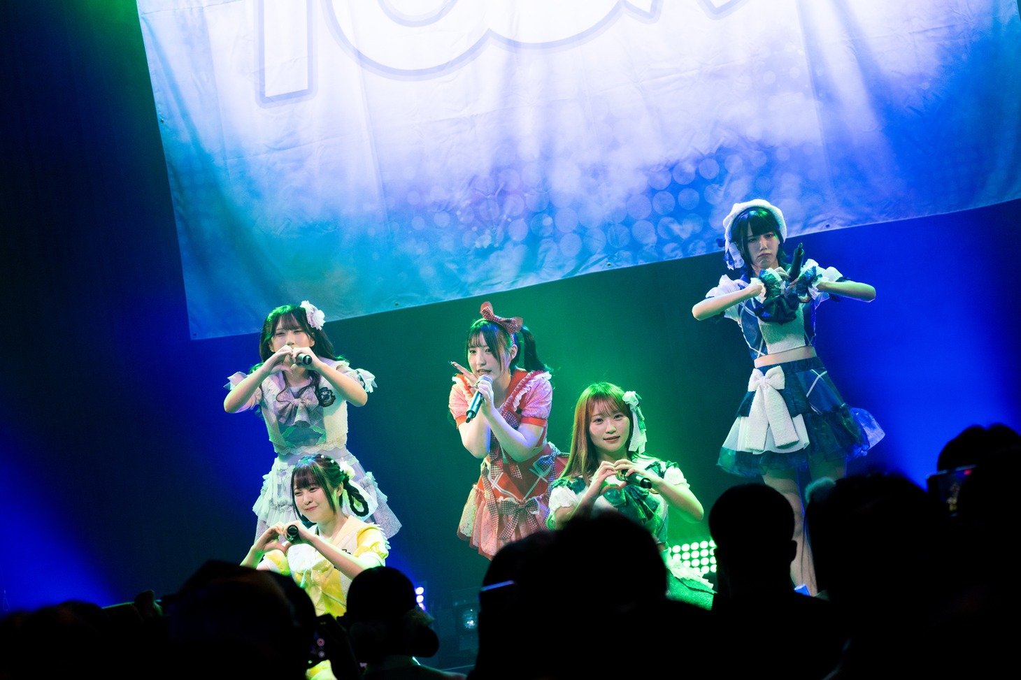 iCON!によるデビューライブの様子。