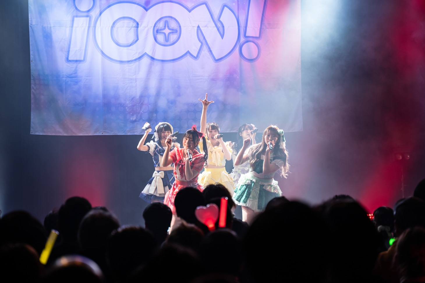 iCON!によるデビューライブの様子。