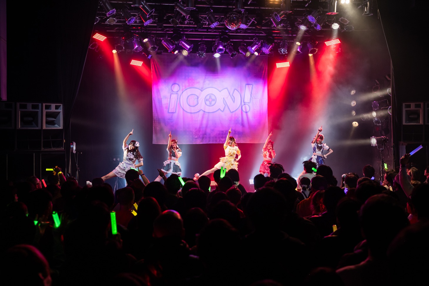 iCON!によるデビューライブの様子。