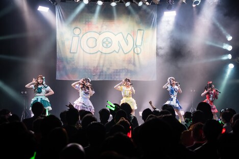 iCON!によるデビューライブの様子。