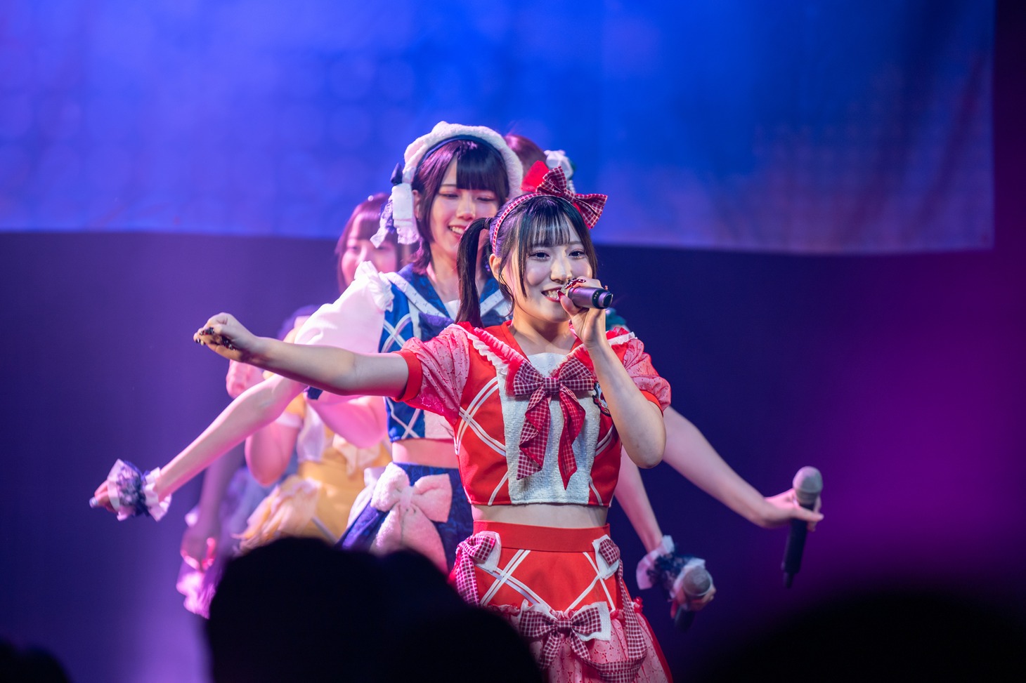 iCON!によるデビューライブの様子。