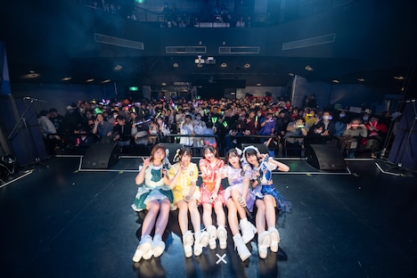 観客と記念撮影するiCON!。