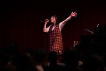 観客に挨拶をする有安杏果。（写真提供：Apricot Music Records）