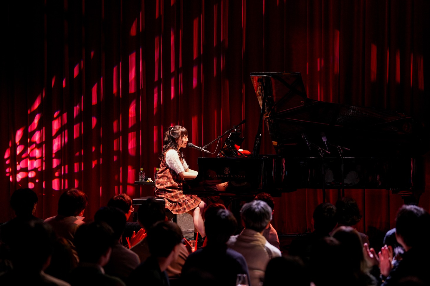 「有安杏果 A Little Harmony Live 2025 ～Piano Note～」の様子。（写真提供：Apricot Music Records）