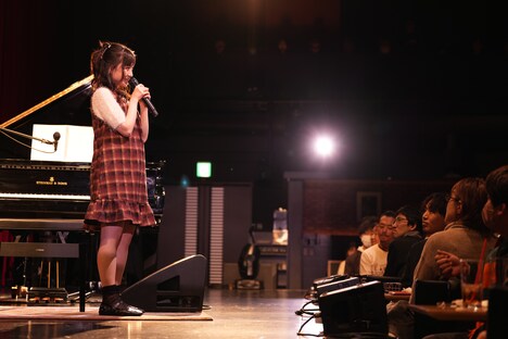 観客に語りかける有安杏果。（写真提供：Apricot Music Records）