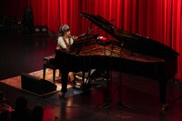 「有安杏果 A Little Harmony Live 2025 ～Piano Note～」の様子。（写真提供：Apricot Music Records）