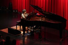 「有安杏果 A Little Harmony Live 2025 ～Piano Note～」の様子。（写真提供：Apricot Music Records）