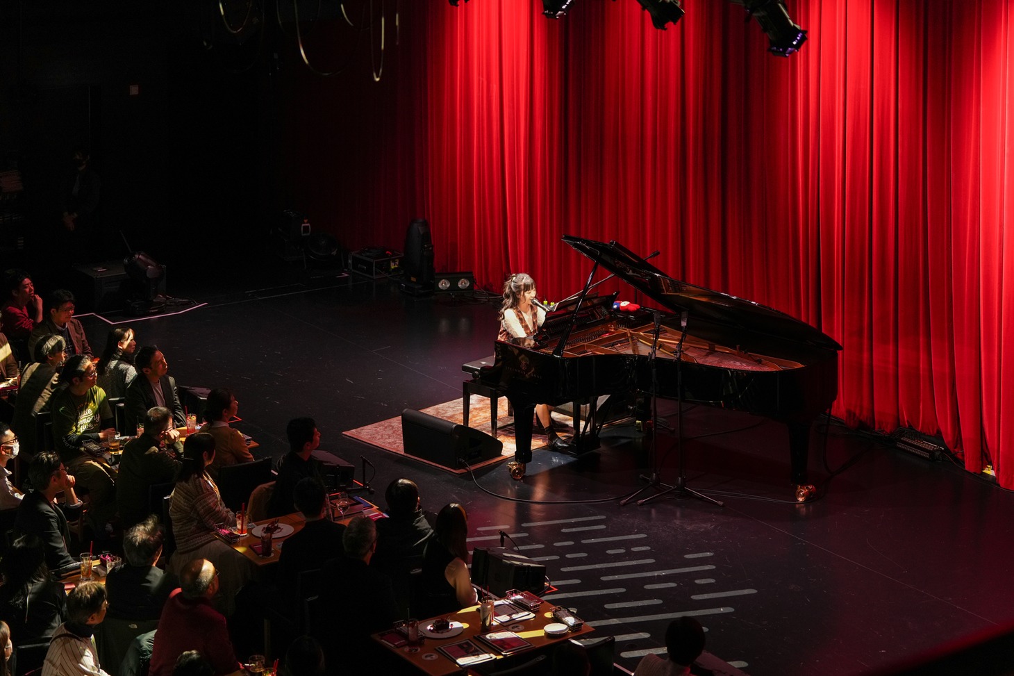 「有安杏果 A Little Harmony Live 2025 ～Piano Note～」の様子。（写真提供：Apricot Music Records）