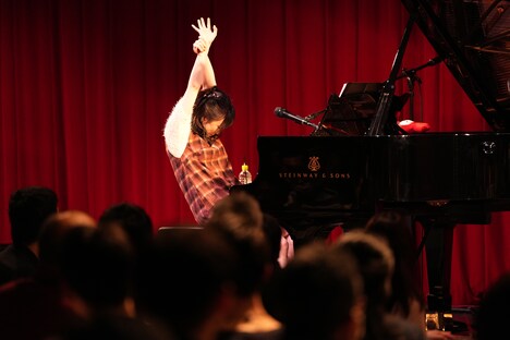 気合いを入れ直す有安杏果。（写真提供：Apricot Music Records）