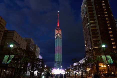 Aえ! groupのメンバーカラーに点灯する福岡タワー。