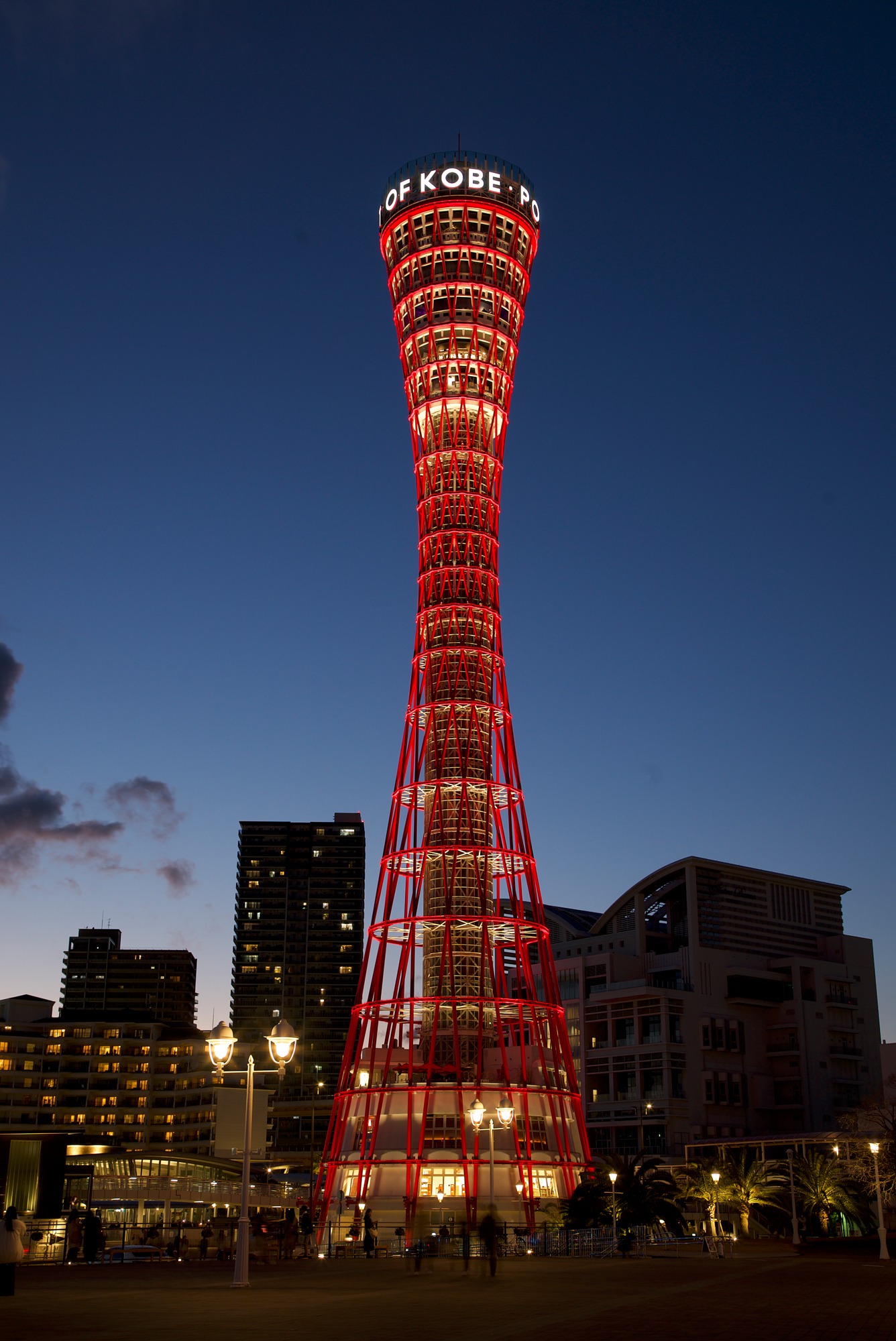 Aえ! groupのメンバーカラーに点灯する神戸ポートタワー。