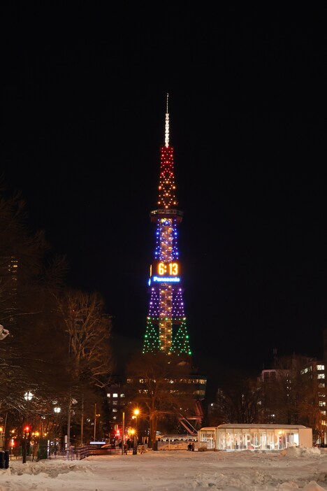 Aえ! groupのメンバーカラーに点灯するさっぽろテレビ塔。