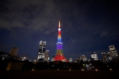 Aえ! groupのメンバーカラーに点灯する東京タワー。