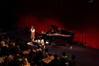 「有安杏果 A Little Harmony Live 2025 ～Piano Note～」の様子。（写真提供：Apricot Music Records）