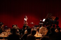 「有安杏果 A Little Harmony Live 2025 ～Piano Note～」の様子。（写真提供：Apricot Music Records）