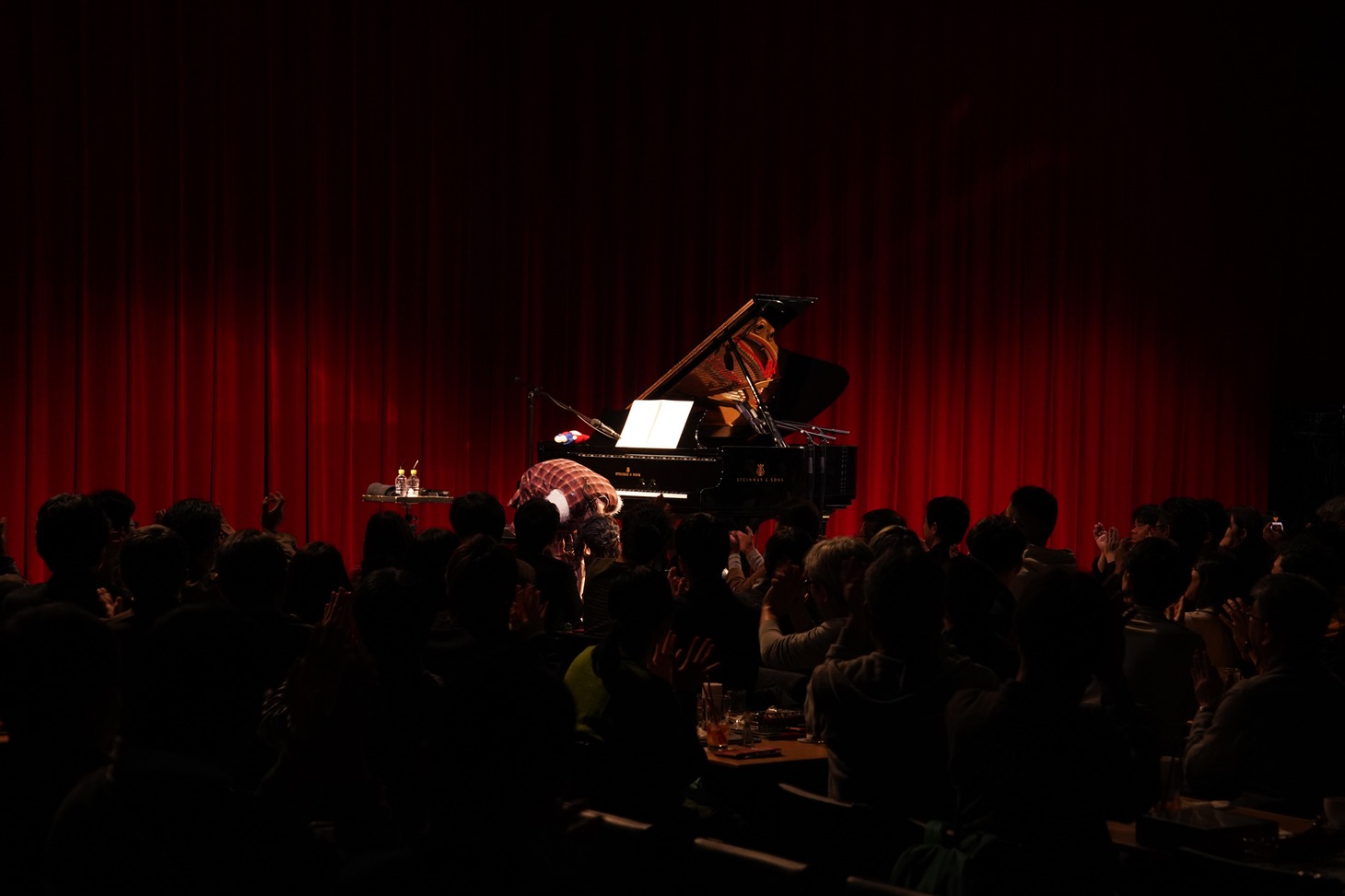 客席に向けてお辞儀をする有安杏果。（写真提供：Apricot Music Records）