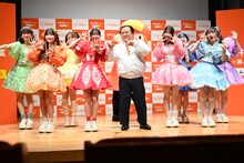 「鮮度がよくちゃだめですか？」を披露するCUTIE STREETとすしざんまいの木村清社長。