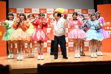 「鮮度がよくちゃだめですか？」を披露するCUTIE STREETとすしざんまいの木村清社長。