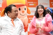 すしざんまいの木村清社長と桜庭遥花(CUTIE STREET)。