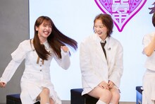 “まややす”の真山りか（左）と安本彩花（右）。