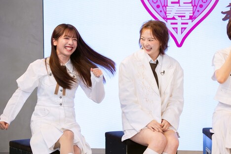 “まややす”の真山りか（左）と安本彩花（右）。