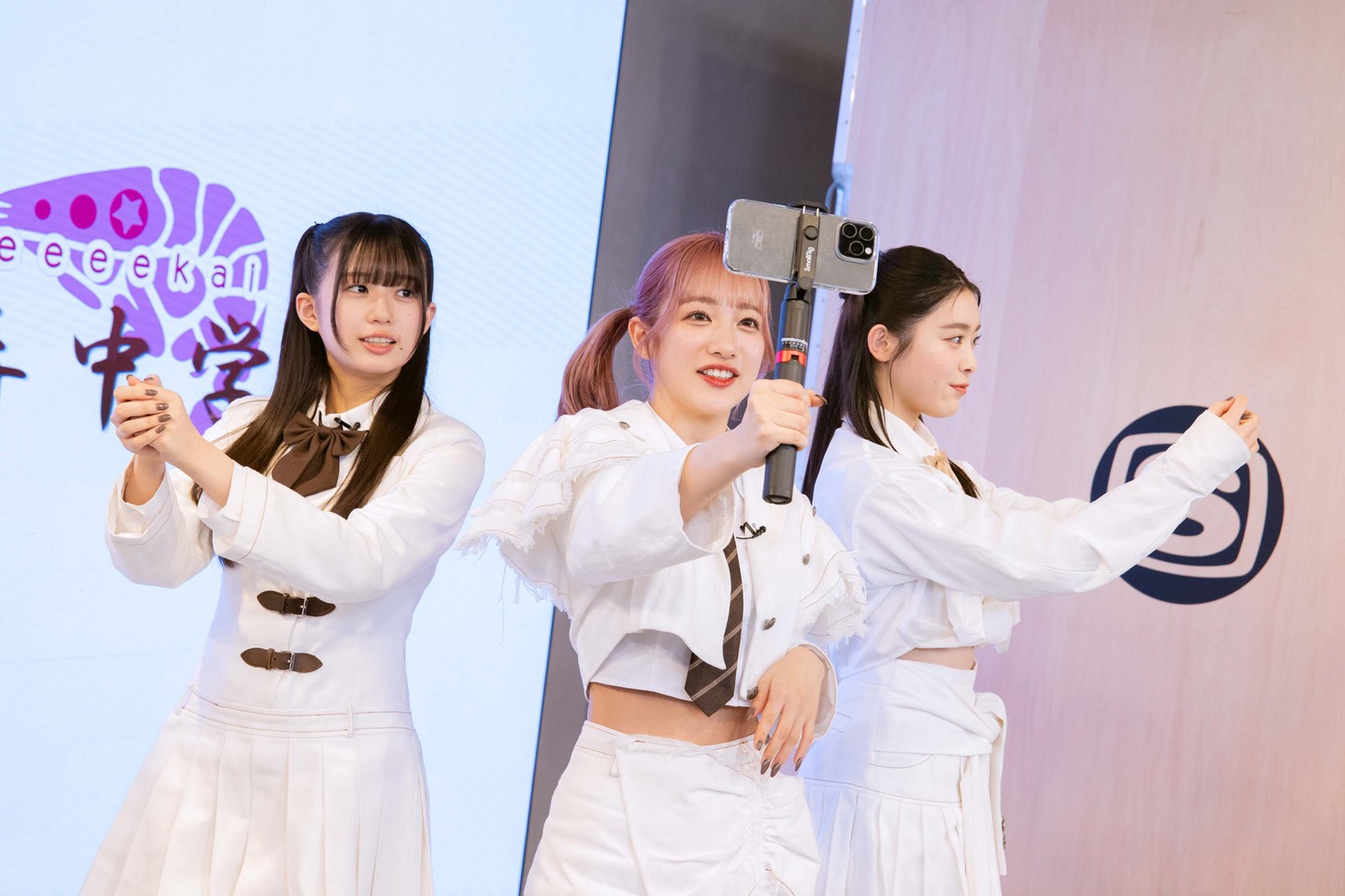 “ココユノノカ”の小久保柚乃（左）、桜木心菜（中央）、風見和香（右）。