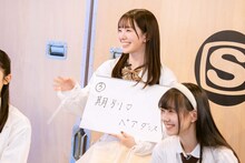 “エマユナ”の桜井えま（左）と仲村悠菜（右）。