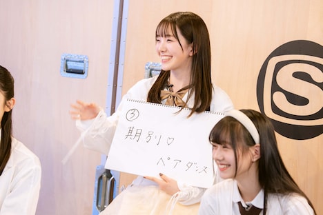 “エマユナ”の桜井えま（左）と仲村悠菜（右）。