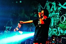 マキシマム ザ ホルモンに召喚されたano。（撮影：浜野カズシ）