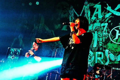 マキシマム ザ ホルモンに召喚されたano。（撮影：浜野カズシ）