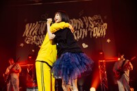 抱き合うナヲとano。（撮影：横山マサト